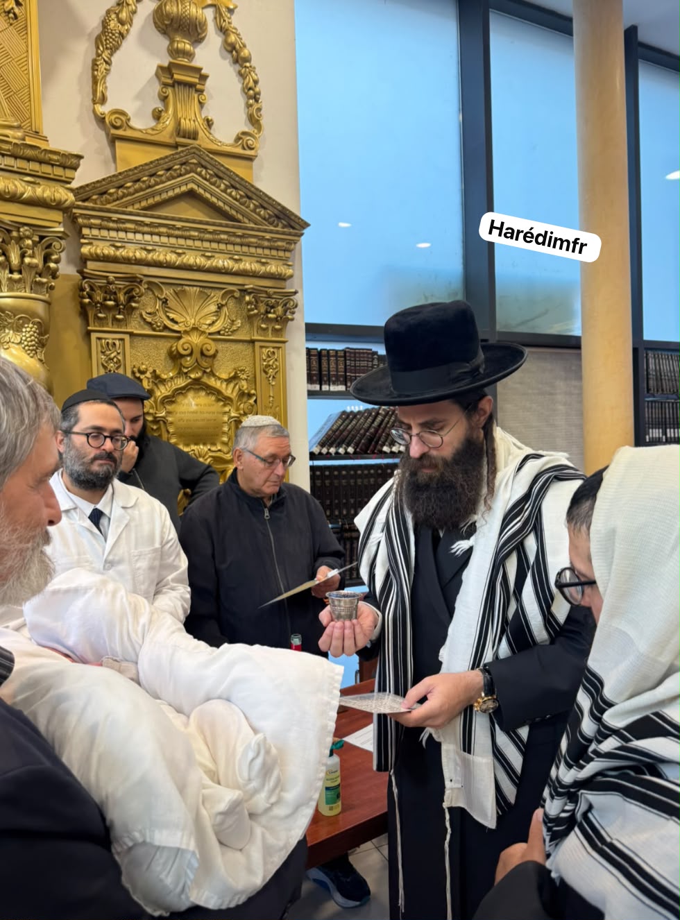 Strasbourg: Brit Mila en présence du Rav Weil Shlita dans un Beth Hamidrach avec un Heikhal réplique de la Yechivat Ponevezh